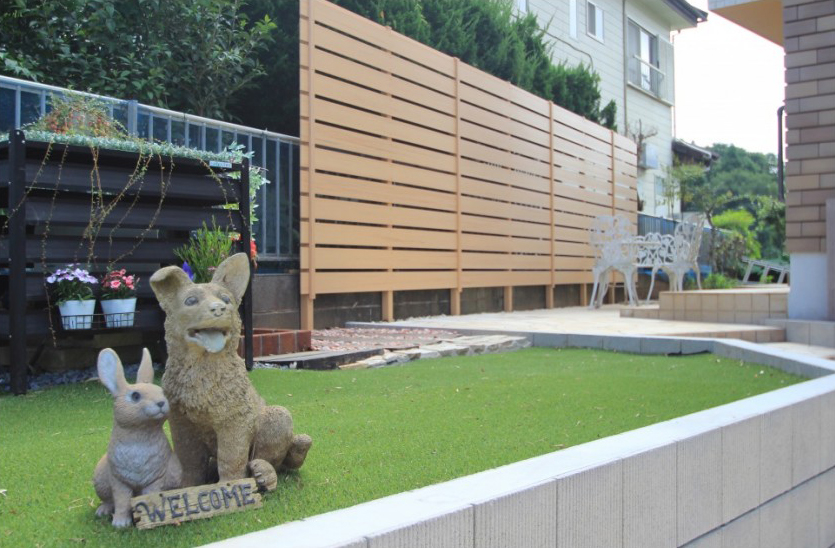 八街市勢田にて。<br>真っ白な門廻りが爽やかな、ゆったりアプローチのエクステリアです。10