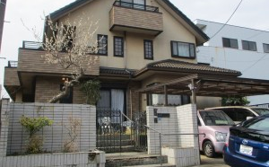 八街市勢田にて。<br>真っ白な門廻りが爽やかな、ゆったりアプローチのエクステリアです。8