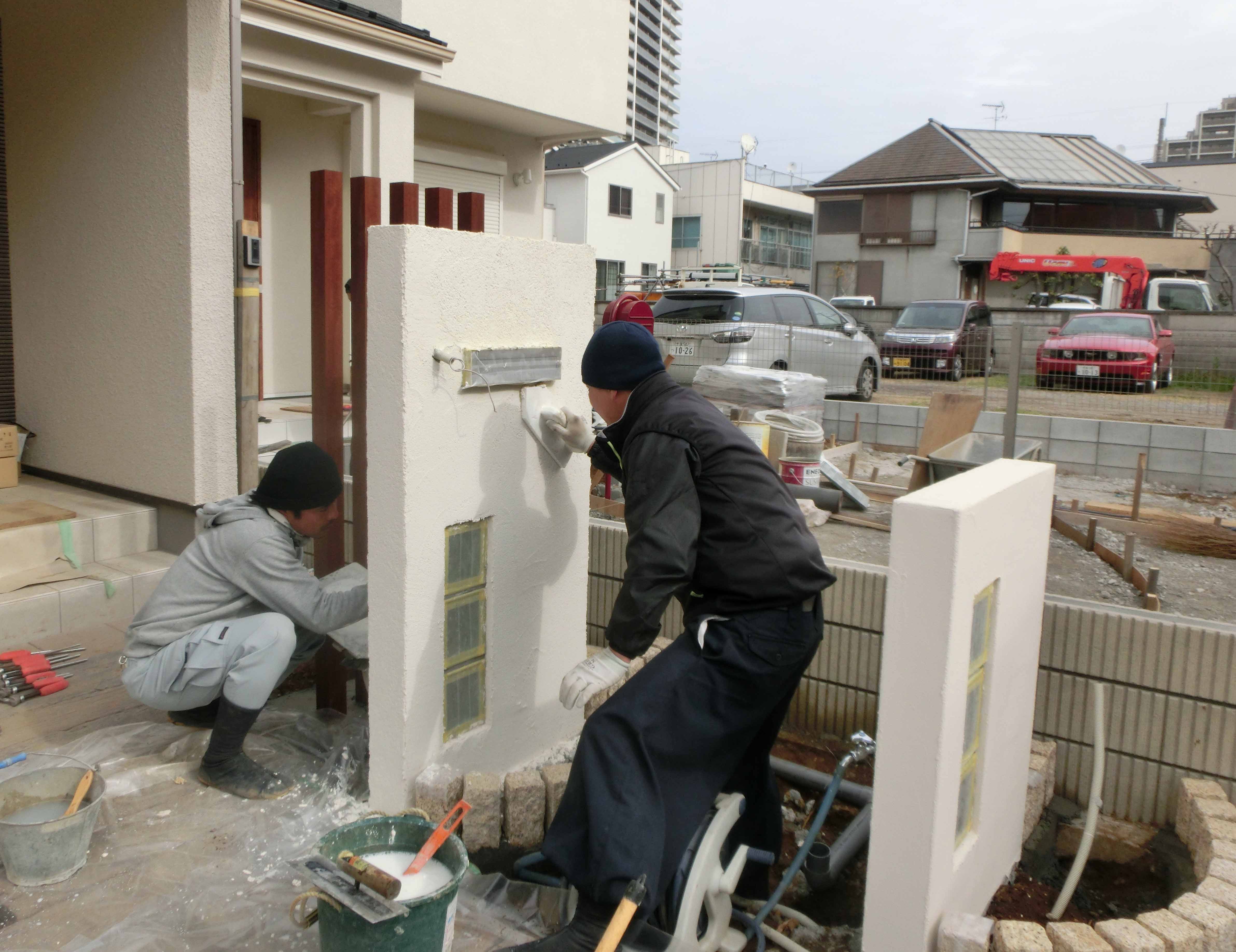 千葉市にて。<br>枕木のアプローチと緑いっぱいな<br>ナチュラルガーデン。8