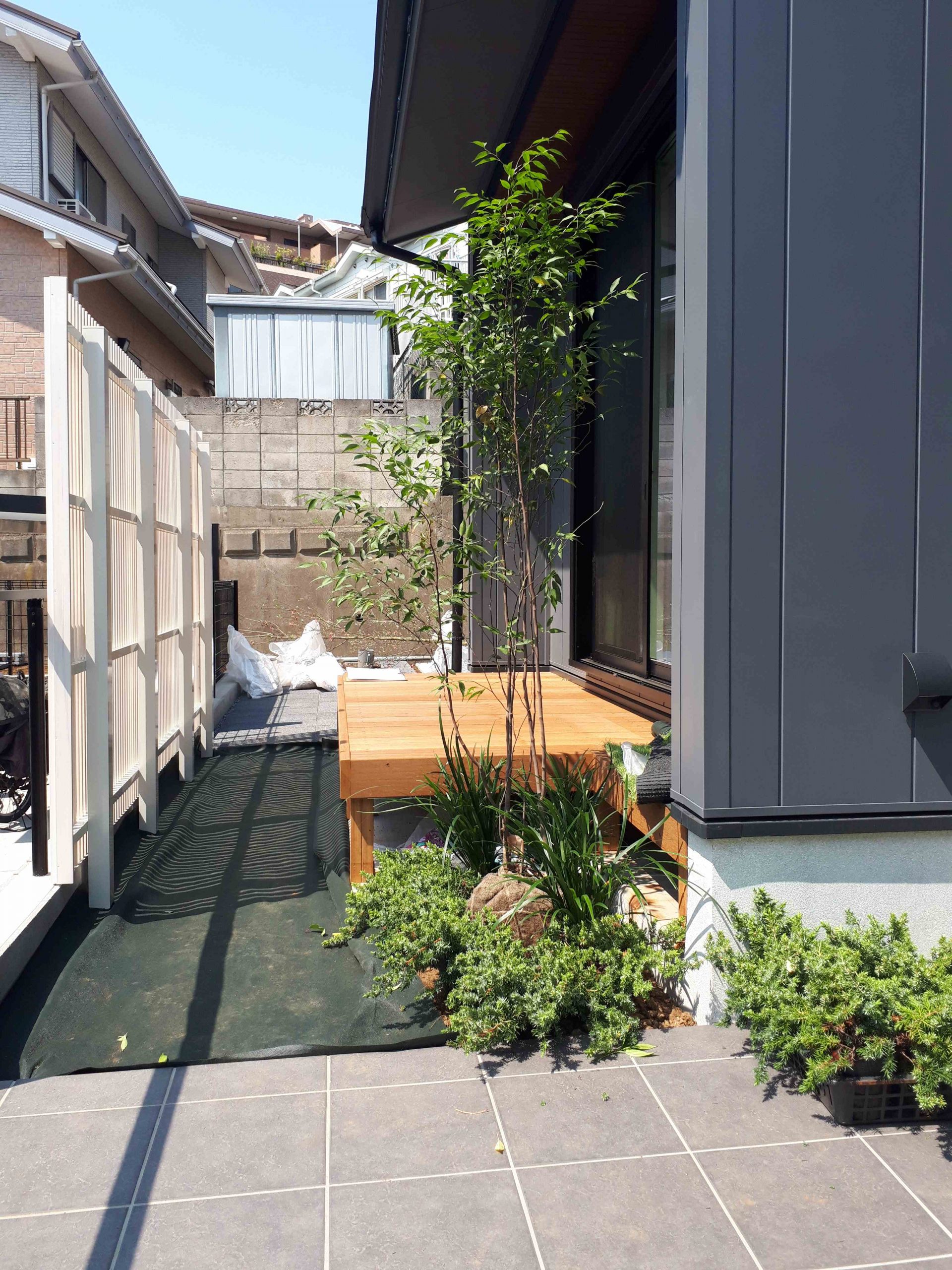 千葉 船橋市のおしゃれな外構工事 植栽工事中です。 一級建築士と叶える素敵なお庭｜千葉市｜エクステリア・外構・ガーデン｜キナリデザイン