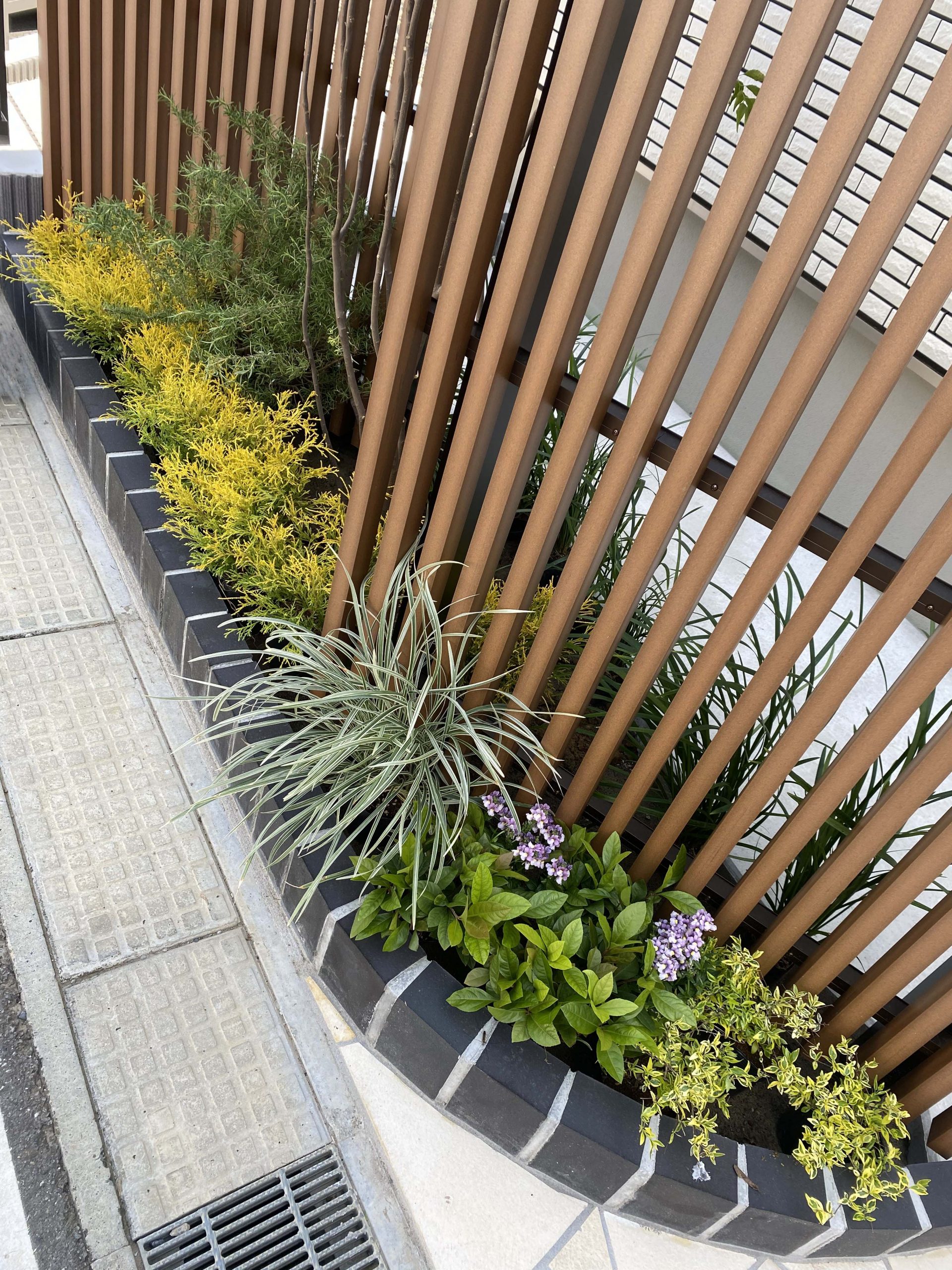 千葉 船橋市にて 縦格子がおしゃれなエクステリア 外構植栽レポートです 一級建築士と叶える素敵なお庭 千葉市 エクステリア 外構 ガーデン キナリデザイン 千葉 船橋市にて 縦格子がおしゃれなエクステリア 外構植栽レポートです 一級建築士と叶える素敵なお庭 千葉市 エクステリア 外構 ガーデン キナリデザイン