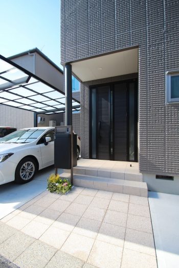 千葉市。<br>ヴィンテージウッドなエントランス。<br>スタイリッシュなフロアに<br>華やぐグリーン。4