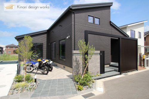 木更津市。<br>タイルヴェールを纏うバイクテラス。<br>爽やかな陽射しにはフェミニンを。<br>個性映える、詩的に装う初夏の漆。