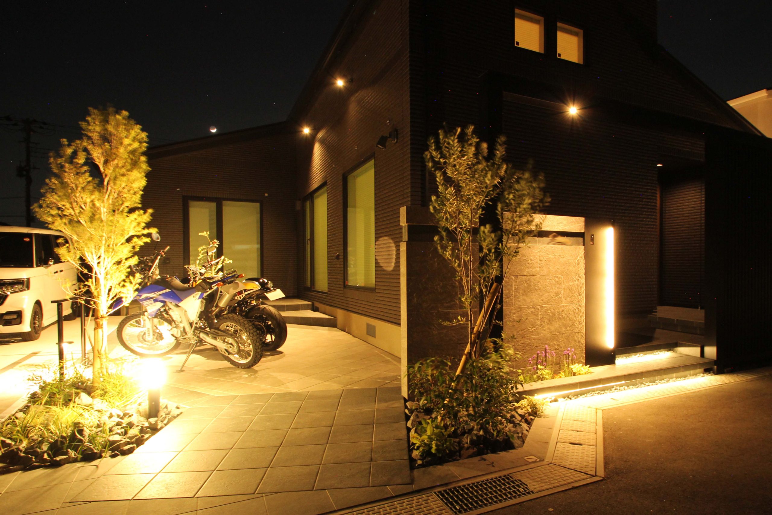 木更津市。<br>タイルヴェールを纏うバイクテラス。<br>爽やかな陽射しにはフェミニンを。<br>個性映える、詩的に装う初夏の漆。6