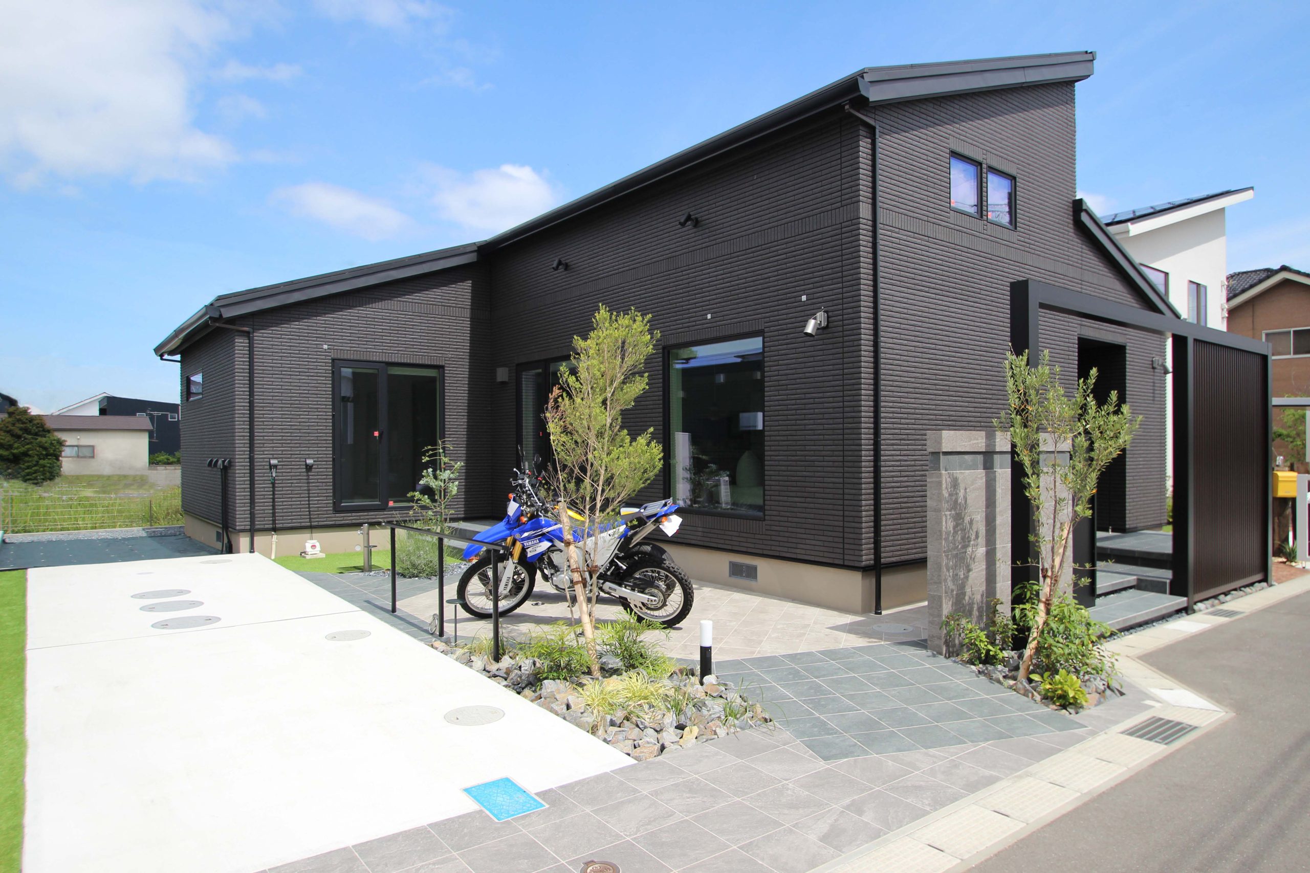 木更津市。<br>タイルヴェールを纏うバイクテラス。<br>爽やかな陽射しにはフェミニンを。<br>個性映える、詩的に装う初夏の漆。7