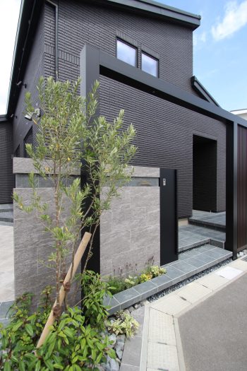 木更津市。<br>タイルヴェールを纏うバイクテラス。<br>爽やかな陽射しにはフェミニンを。<br>個性映える、詩的に装う初夏の漆。19
