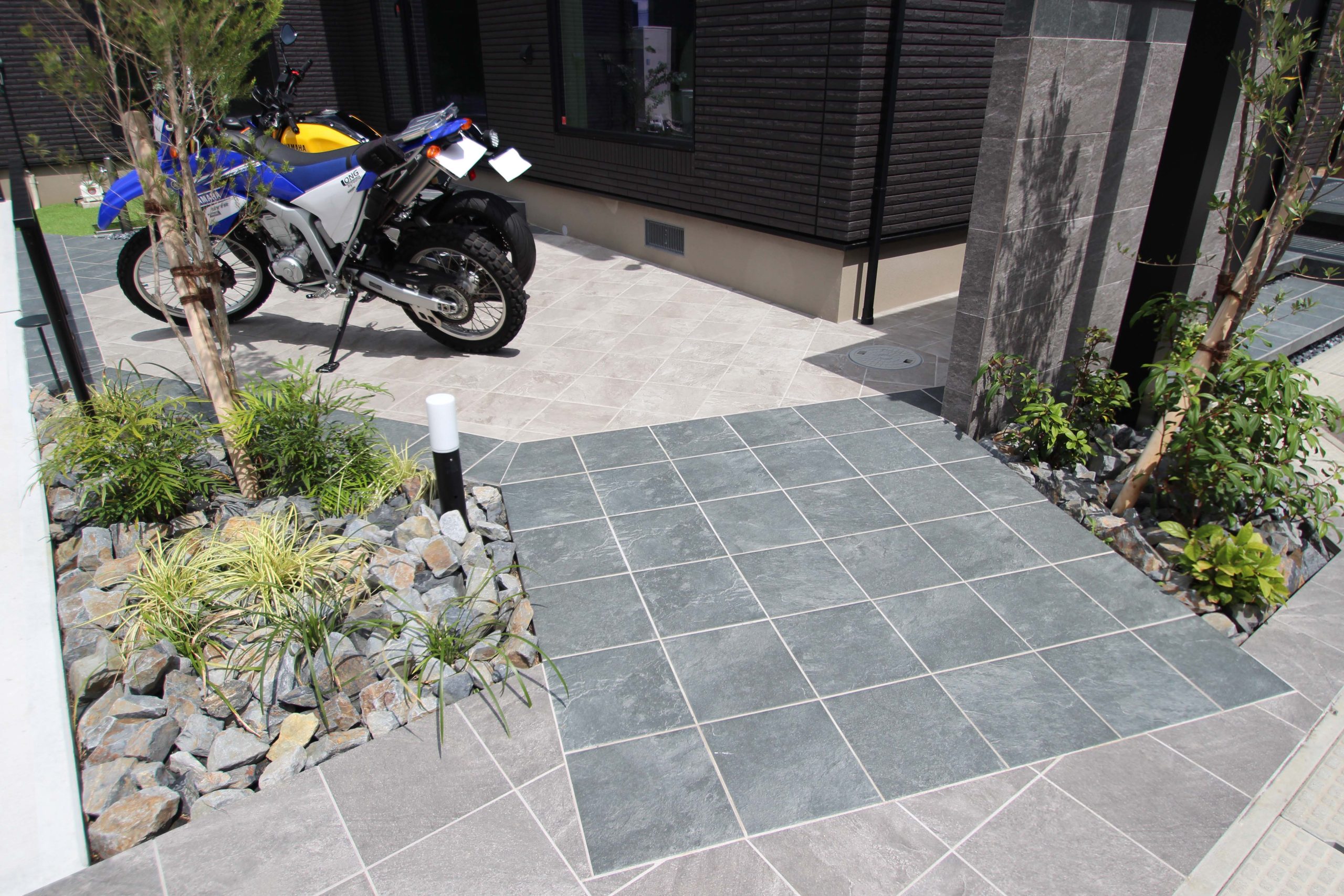 木更津市。<br>タイルヴェールを纏うバイクテラス。<br>爽やかな陽射しにはフェミニンを。<br>個性映える、詩的に装う初夏の漆。12