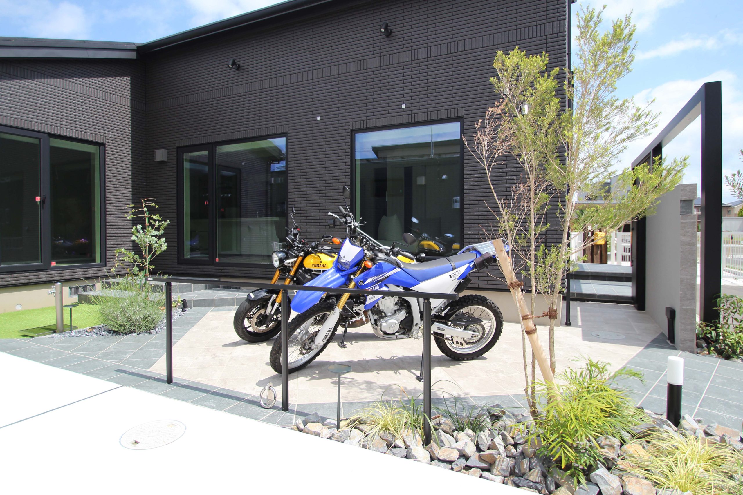 木更津市。<br>タイルヴェールを纏うバイクテラス。<br>爽やかな陽射しにはフェミニンを。<br>個性映える、詩的に装う初夏の漆。14