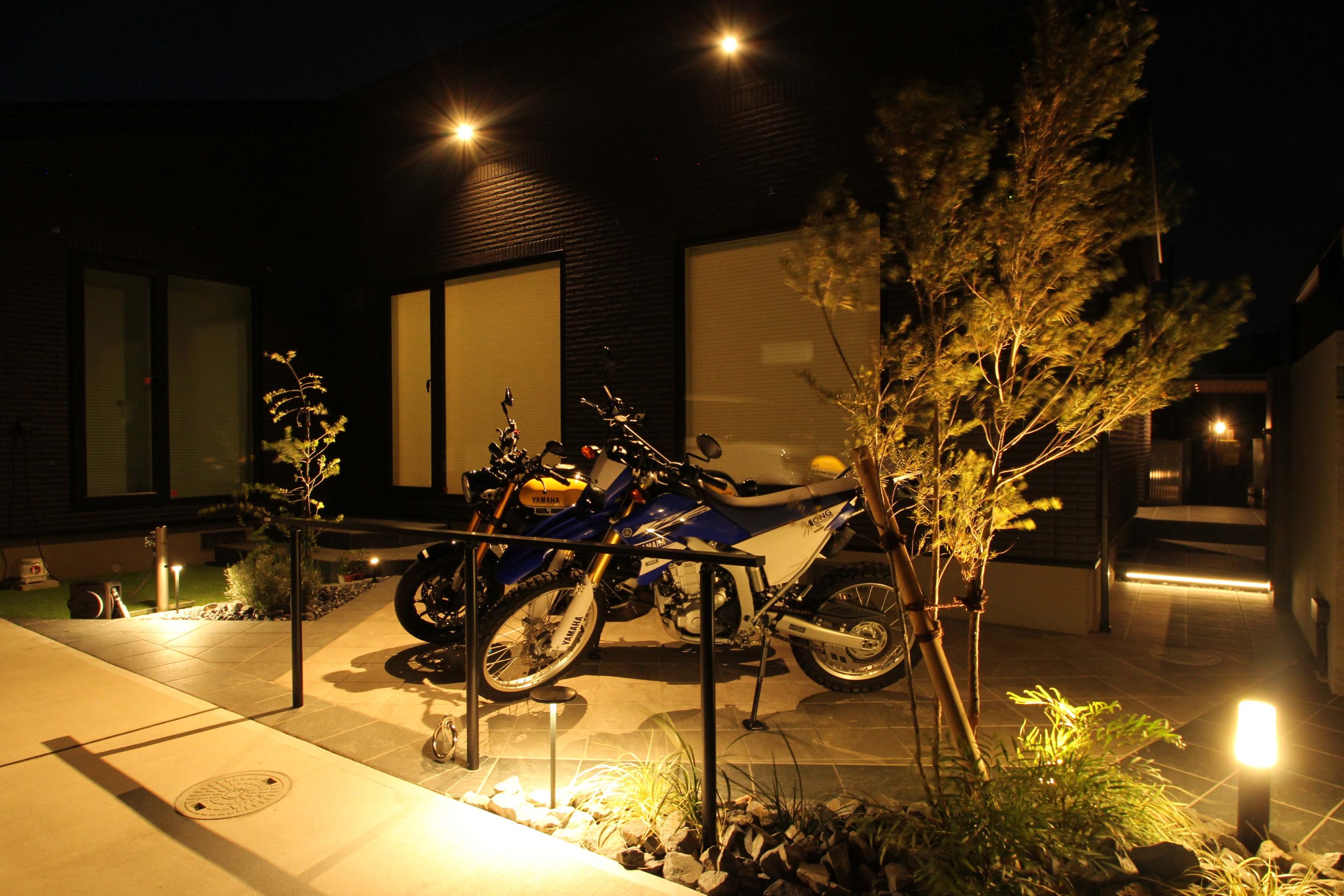 木更津市。<br>タイルヴェールを纏うバイクテラス。<br>爽やかな陽射しにはフェミニンを。<br>個性映える、詩的に装う初夏の漆。15