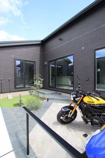 木更津市。<br>タイルヴェールを纏うバイクテラス。<br>爽やかな陽射しにはフェミニンを。<br>個性映える、詩的に装う初夏の漆。16