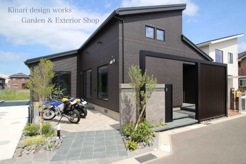 リクシル エクステリアコンテスト2025入選作品。<br>木更津市。<br>タイルヴェールを纏うバイクテラス。<br>爽やかな陽射しにはフェミニンを。<br>個性映える、詩的に装う初夏の漆。
