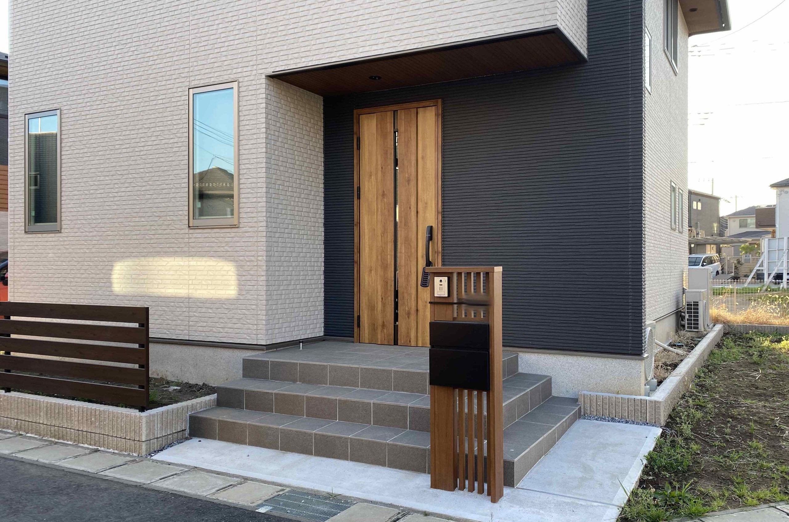 千葉市。<BR>最旬アウターでつくる美しい輪郭。<BR>秋の気配を意識したスタイルへ。<BR>朝陽が描く雑木の美シルエット。5
