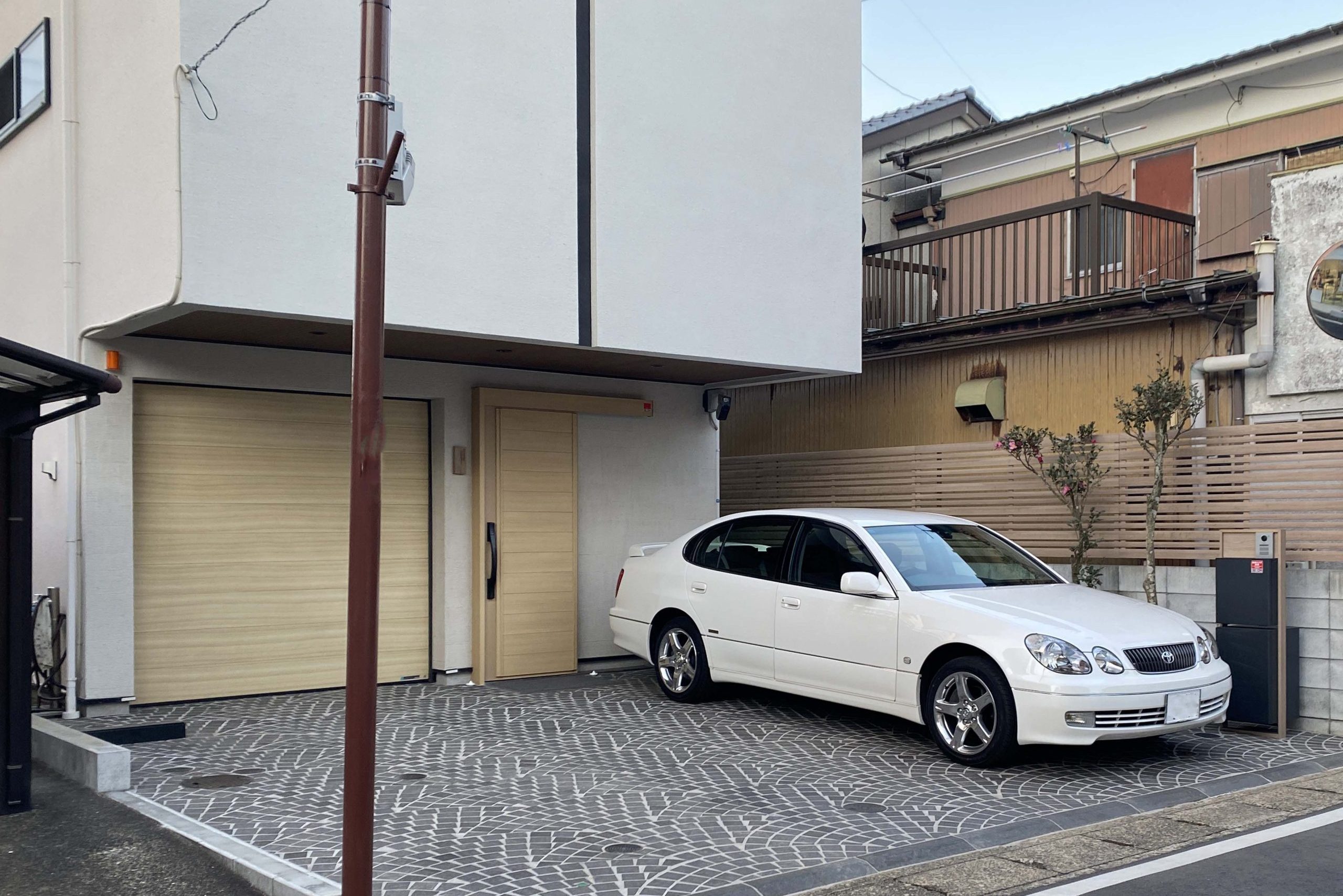 千葉市。<BR>美的ルーフに華やぐフロントヤード。<BR>アウターガレージに心地よい自由を。<BR>洗練が際立つ、豊かな大人の所作。4