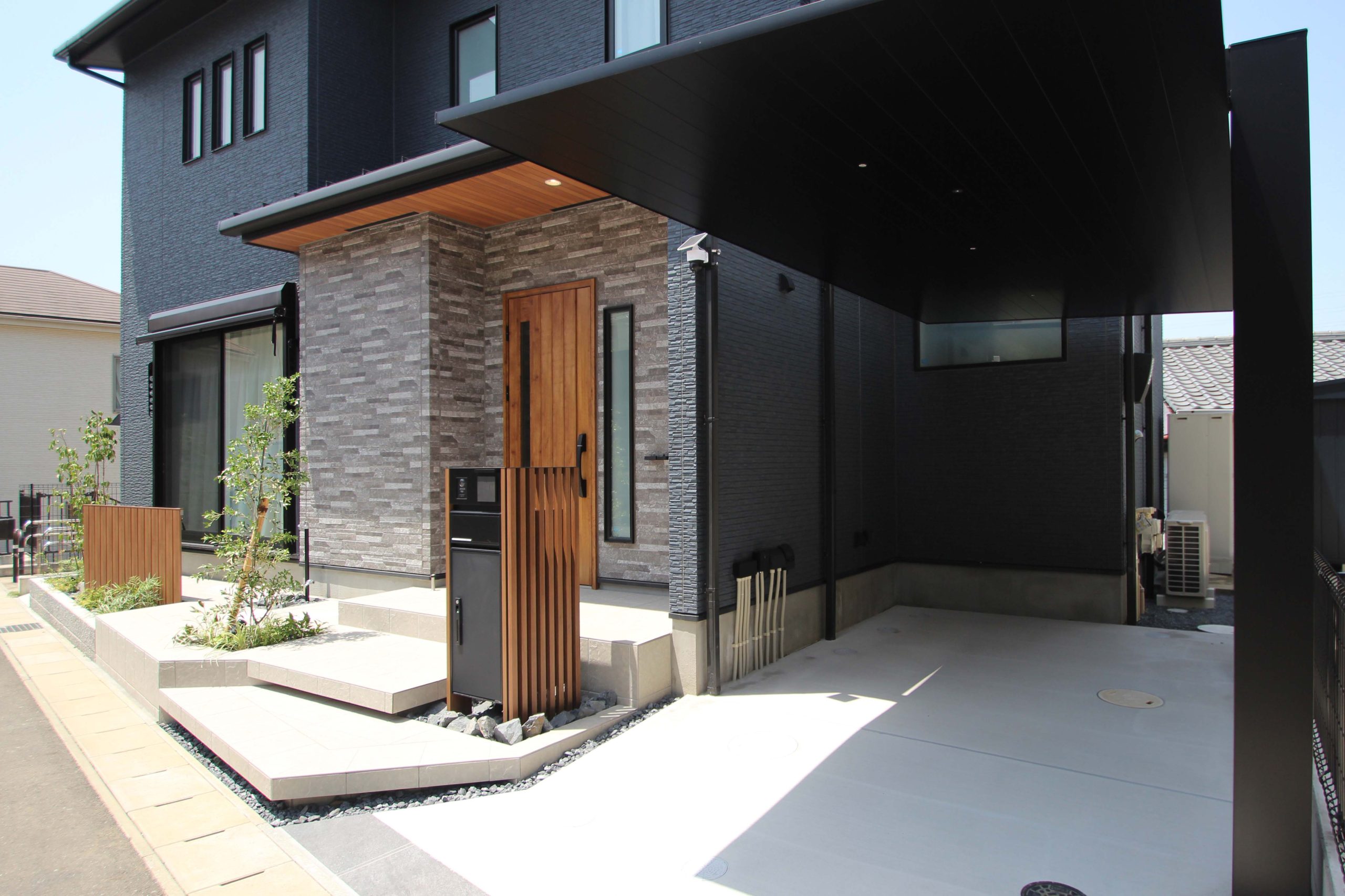 千葉市。<BR>大人の日常に、シアーマテリアル。<BR>初夏の風をはらむ優雅な涼感。<BR>フォルミックなステージに素肌感を。14