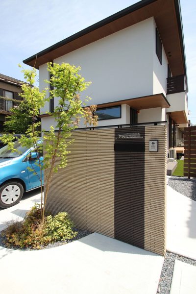 千葉市。<BR>ポジティブグリーンに個性を添えて。<BR>躍動する春に描くシルエットライン。<BR>爽やかな５月はモードなアプローチ。4