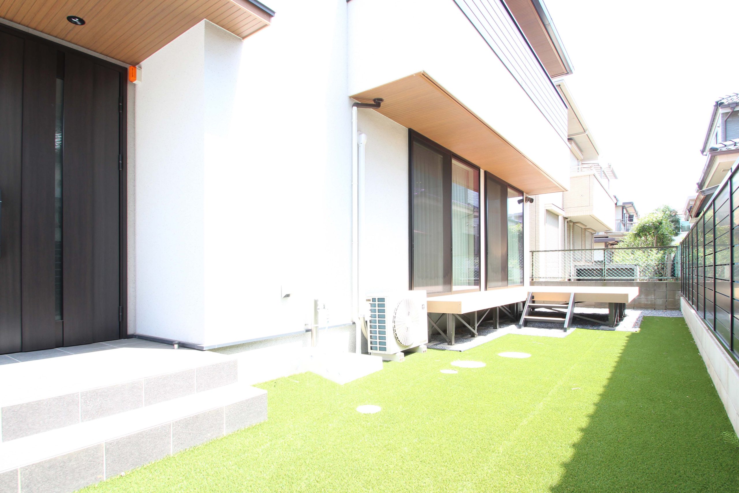 千葉市。<BR>ポジティブグリーンに個性を添えて。<BR>躍動する春に描くシルエットライン。<BR>爽やかな５月はモードなアプローチ。7