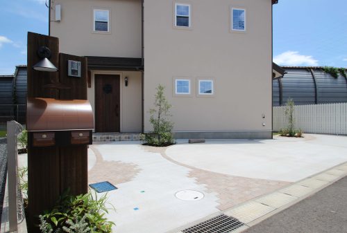 千葉県　千葉市　お洒落なタイルテラスと門扉廻りが素敵な外構工事施工事例。エクステリアプランのご紹介。