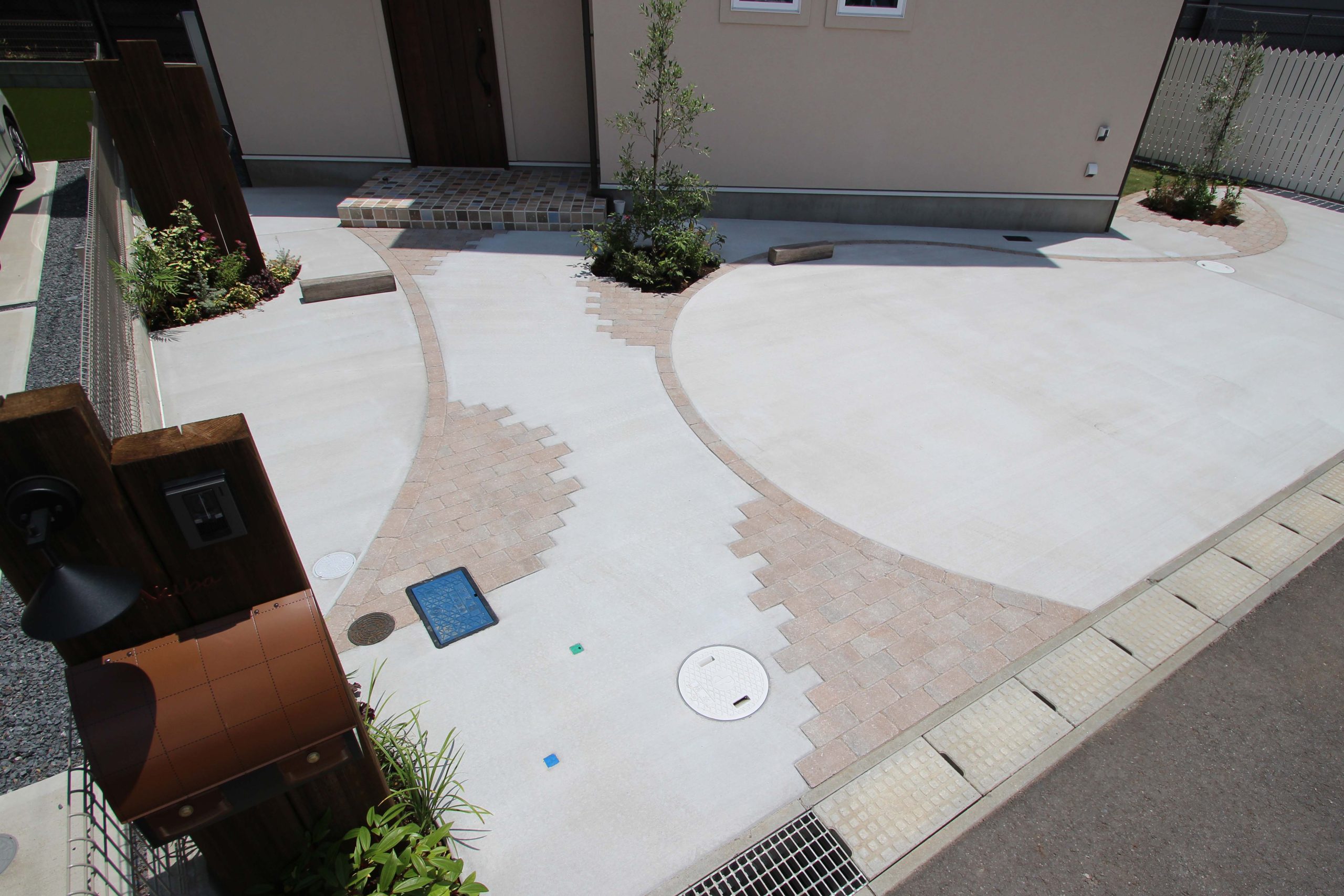 千葉市。<br>エフォートレスなラフニットに設えて。<br>ショコラなピースで刻むアプローチ。<br>上質レザーの艶感、日常の遊び心。6