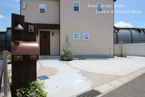 >千葉市。<br>エフォートレスなラフニットに設えて。<br>ショコラなピースで刻むアプローチ。<br>上質レザーの艶感、日常の遊び心。