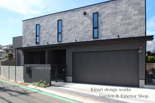 千葉市。<BR>ドラマティック・グレーに深まる初秋。<BR>洗練へと導く配色美なアプローチ。<BR>リュクスな着こなしに気品を添えて。