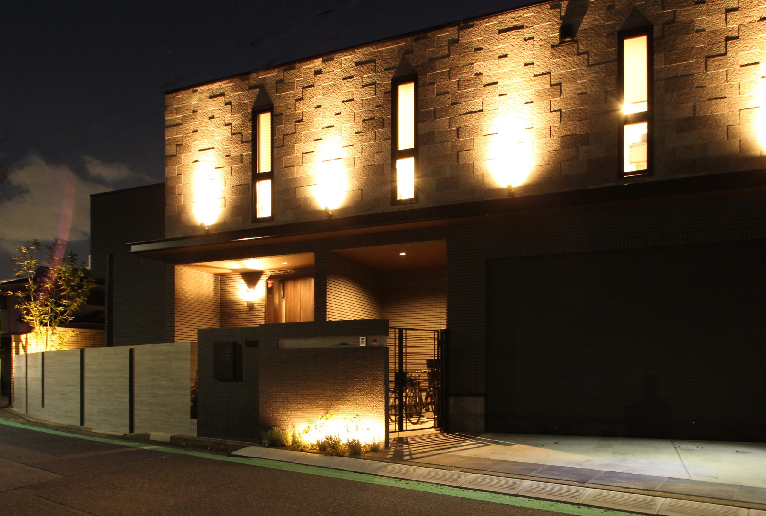 千葉市。<BR>ドラマティック・グレーに深まる初秋。<BR>洗練へと導く配色美なアプローチ。<BR>リュクスな着こなしに気品を添えて。5