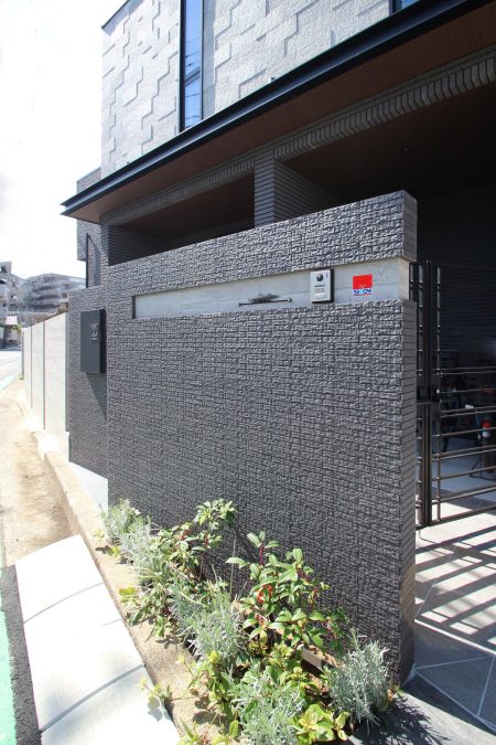 千葉市。<BR>ドラマティック・グレーに深まる初秋。<BR>洗練へと導く配色美なアプローチ。<BR>リュクスな着こなしに気品を添えて。7