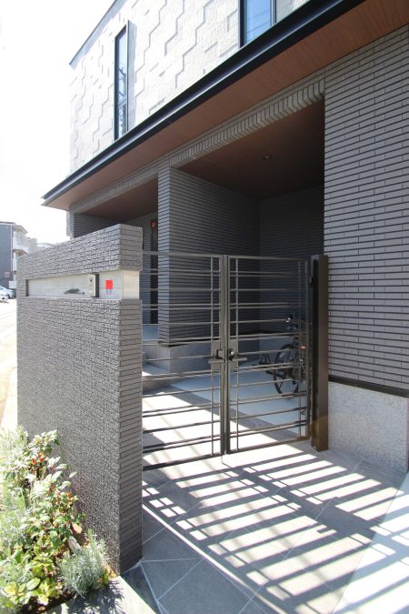 千葉市。<BR>ドラマティック・グレーに深まる初秋。<BR>洗練へと導く配色美なアプローチ。<BR>リュクスな着こなしに気品を添えて。8