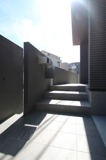 千葉市。<BR>ドラマティック・グレーに深まる初秋。<BR>洗練へと導く配色美なアプローチ。<BR>リュクスな着こなしに気品を添えて。10