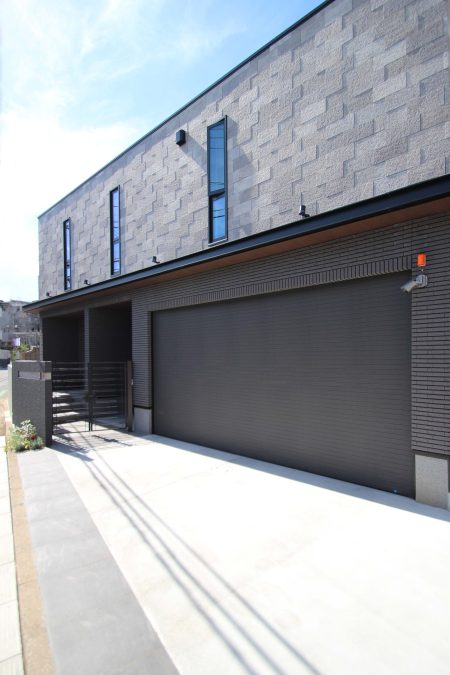 千葉市。<BR>ドラマティック・グレーに深まる初秋。<BR>洗練へと導く配色美なアプローチ。<BR>リュクスな着こなしに気品を添えて。12