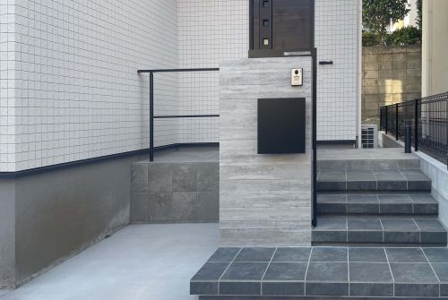 フローティングステップが映える、モノトーンの外構