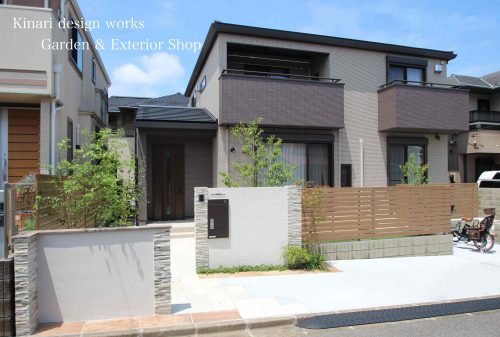 >リクシル エクステリアコンテスト2020入選作品。<br>蝉時雨に包まれる砂岩の石畳み。<br>上品エレガントな素材感。