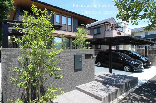 >リクシル エクステリアコンテスト2020入選作品。<br>細割タイルのきれいめベーシック。<br>清涼にまとう初夏グリーン。