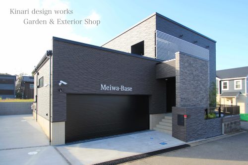 >リクシル　エクステリアコンテスト2019<br>入選作品。<br>ボーダータイルで印象派ファサード。<br>上品なモノトーンが秀逸な朝の風景。