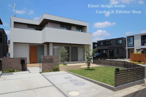 >リクシル エクステリアコンテスト2021入選作品。<br>初夏に眩い邸宅の白。<br>ローアングルに重ねるきれい色。