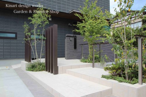 >リクシル エクステリアコンテスト2021入選作品。<br>詩的につらなる新緑の小径。<br>ボーダータイルが刻む深い余韻。