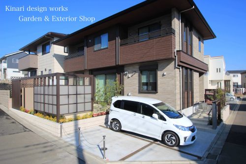 >リクシル エクステリアコンテスト2017<br>入選作品。<br>木目が上品な素敵エクステリア。<br>タイルテラスで休日をのんびりと。