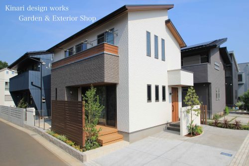 >リクシル エクステリアコンテスト2018<br>入選作品。<br>奥行きのある大人ブラウンなアウター。<br>ふんわりナチュラルに纏まったファサード。