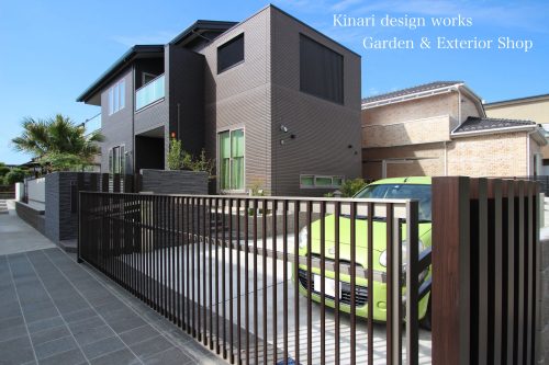 >リクシル　エクステリアコンテスト2021<br>入選作品。<br>秋の気配に誘われた贅沢なひと時。<br>最旬な上質素材でしなやかに。